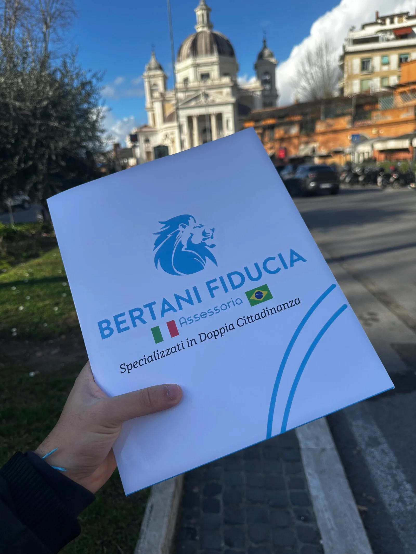 Pasta da Bertani Fiducia em frente a uma igreja em Roma